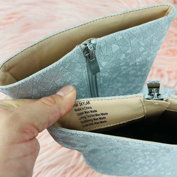 New Elditas Skylar Silver Metallic Sparkle Ankle Boots  Sz 9.5 - Picture 4 of 7